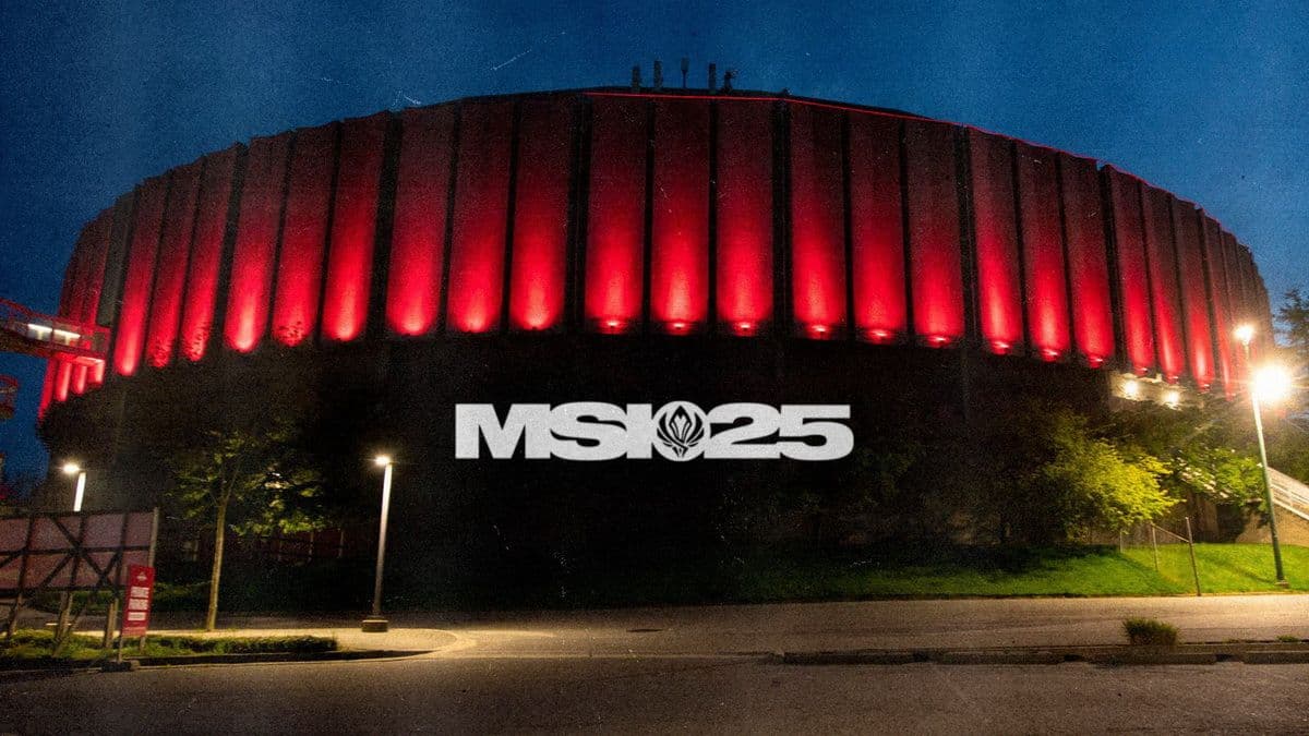 Sân vận động với logo MSI 2025, biểu tượng cho ngày mở màn giải đấu Liên Minh Huyền Thoại quốc tế.