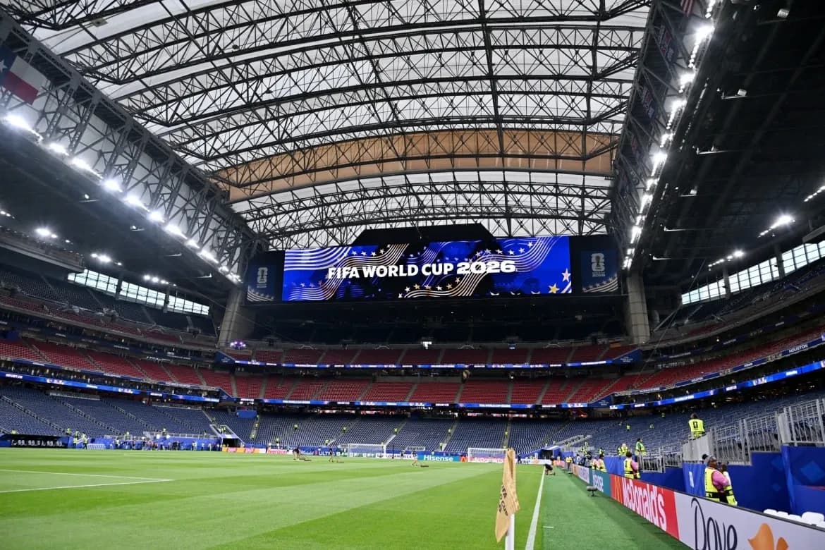 Sân vận động với màn hình hiển thị logo FIFA World Cup 2026.