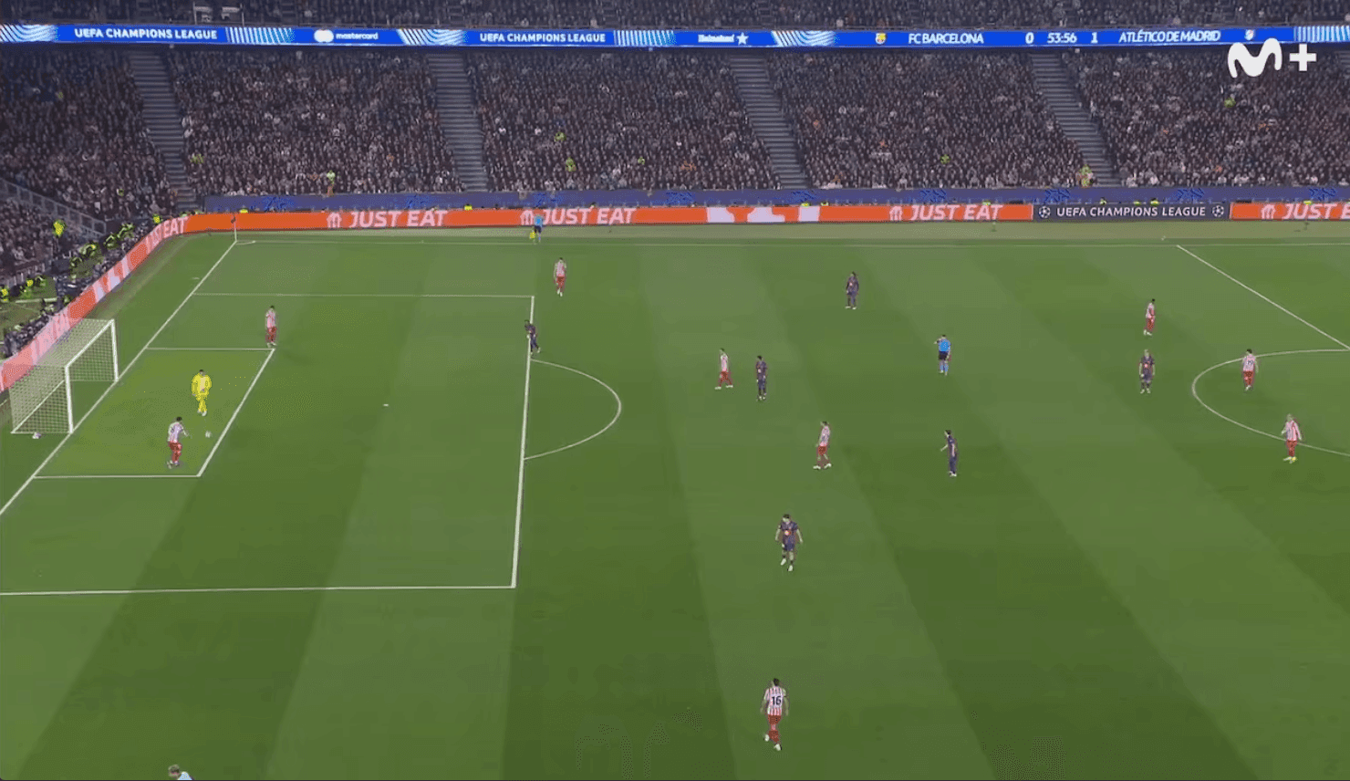 Sân vận động đầy ắp khán giả trong trận đấu UEFA Champions League, thể hiện quy mô và sức ảnh hưởng của UEFA.