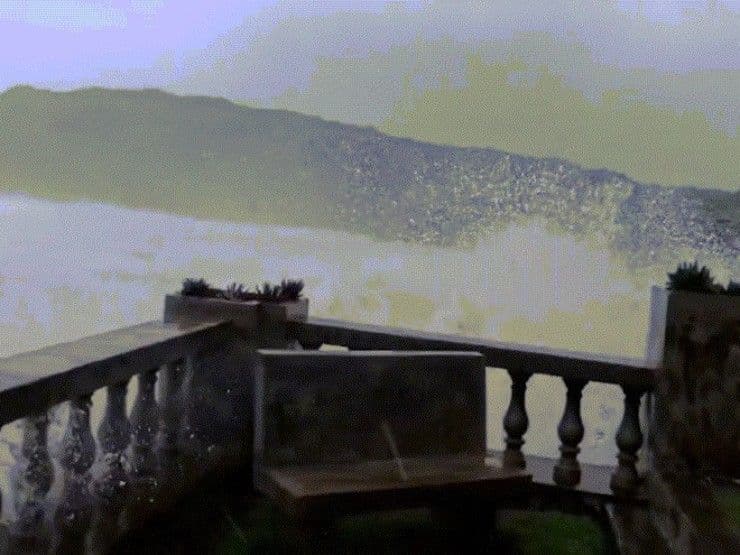 Sóng biển dữ dội do bão, thể hiện thách thức mà cộng đồng cần đồng lòng vượt qua để kiến tạo 'pháo đài' chống bão.