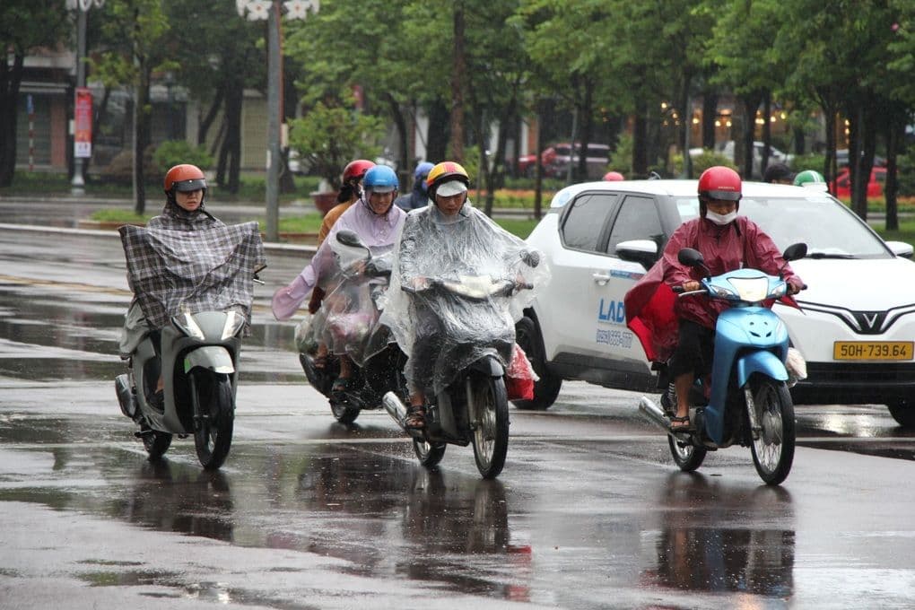 Sóng biển dữ dội đánh vào bờ biển miền Trung khi bão Kalmaegi đổ bộ