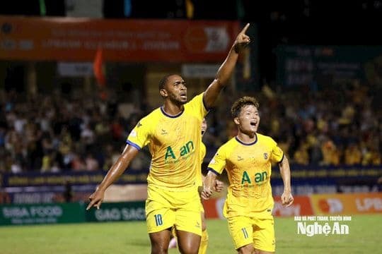 Sông Lam Nghệ An ăn mừng chiến thắng lịch sử trước đương kim vô địch Thép Xanh Nam Định, khẳng định sức mạnh của lứa trẻ.