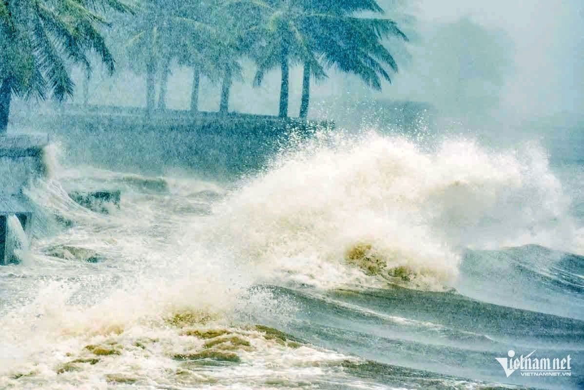 Sóng lớn dữ dội đánh vào bờ biển Việt Nam trong cơn bão