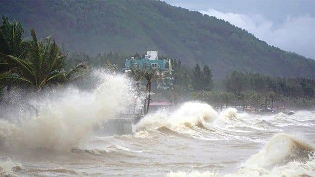 Sóng lớn dữ dội trên Biển Đông, biểu tượng của thiên nhiên khắc nghiệt và sức sống biển Việt Nam