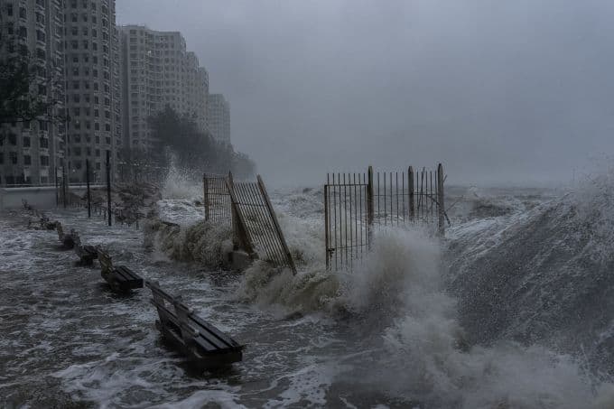 Sóng lớn do bão Ragasa ập vào bờ biển Hong Kong, thể hiện sức mạnh của siêu bão