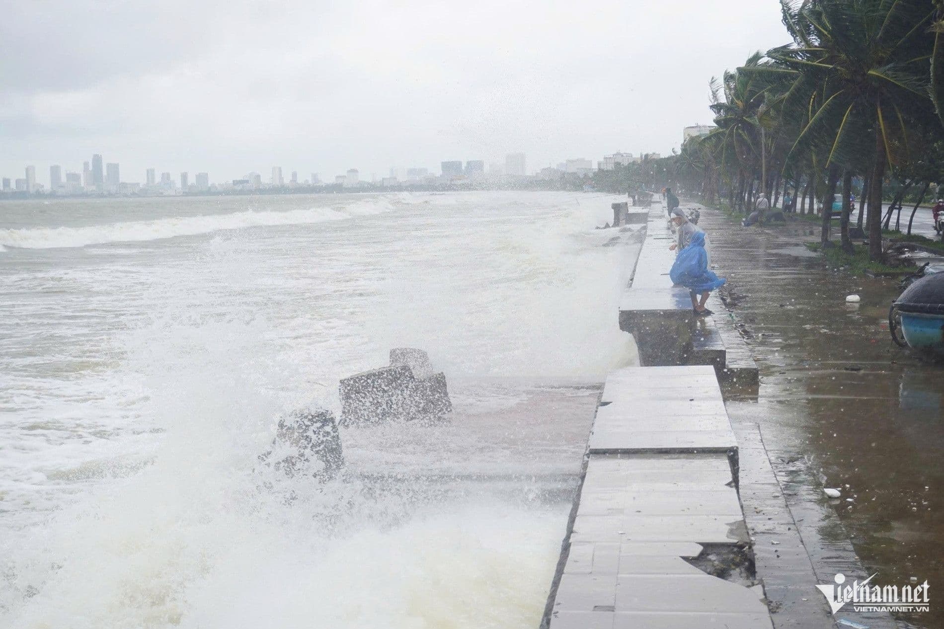 Sóng lớn đánh vào bờ biển miền Trung Việt Nam trong mùa gió đông bắc.