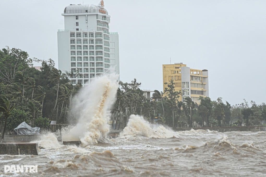 Sóng lớn và gió mạnh do bão Bualoi gây ra tại bờ biển miền Trung