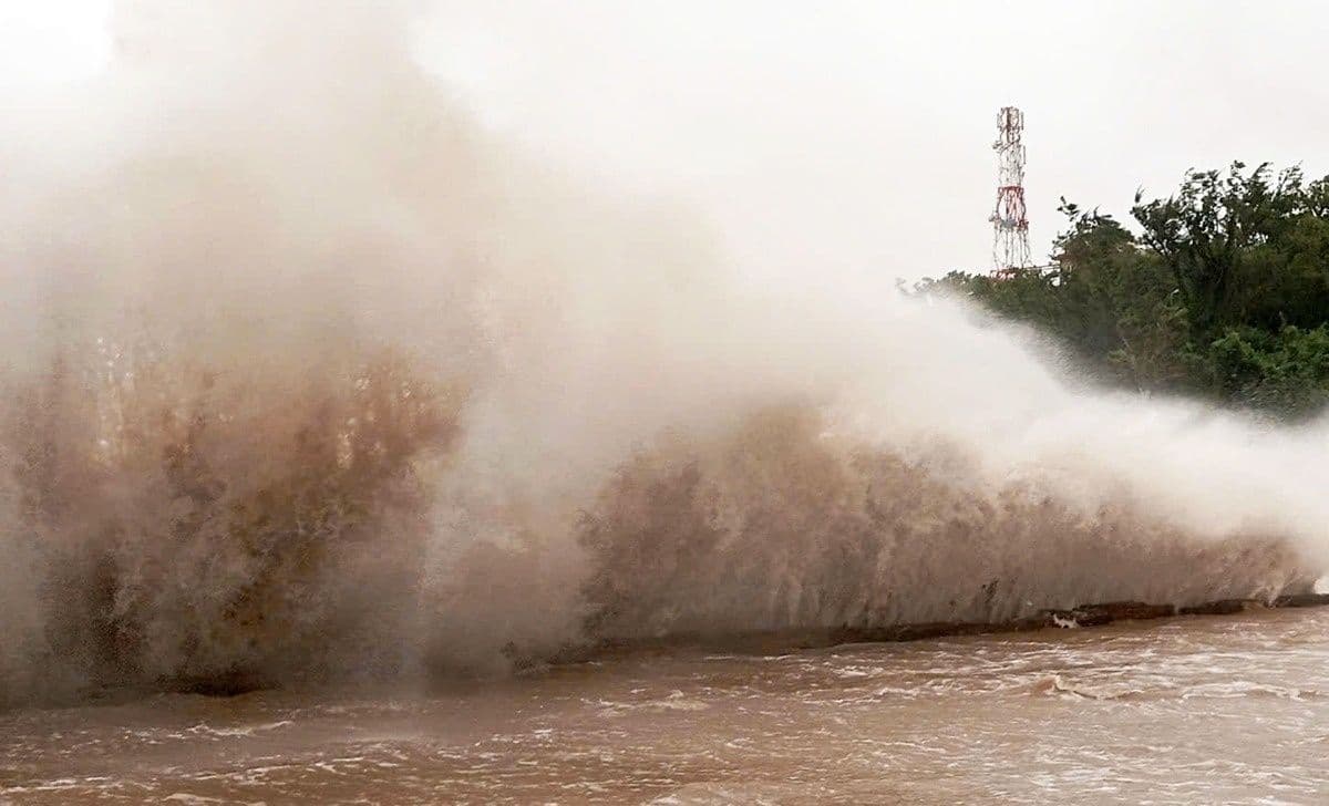 Sóng lớn và nước lũ cuồn cuộn do bão Kalmaegi đổ bộ vào miền Trung Việt Nam