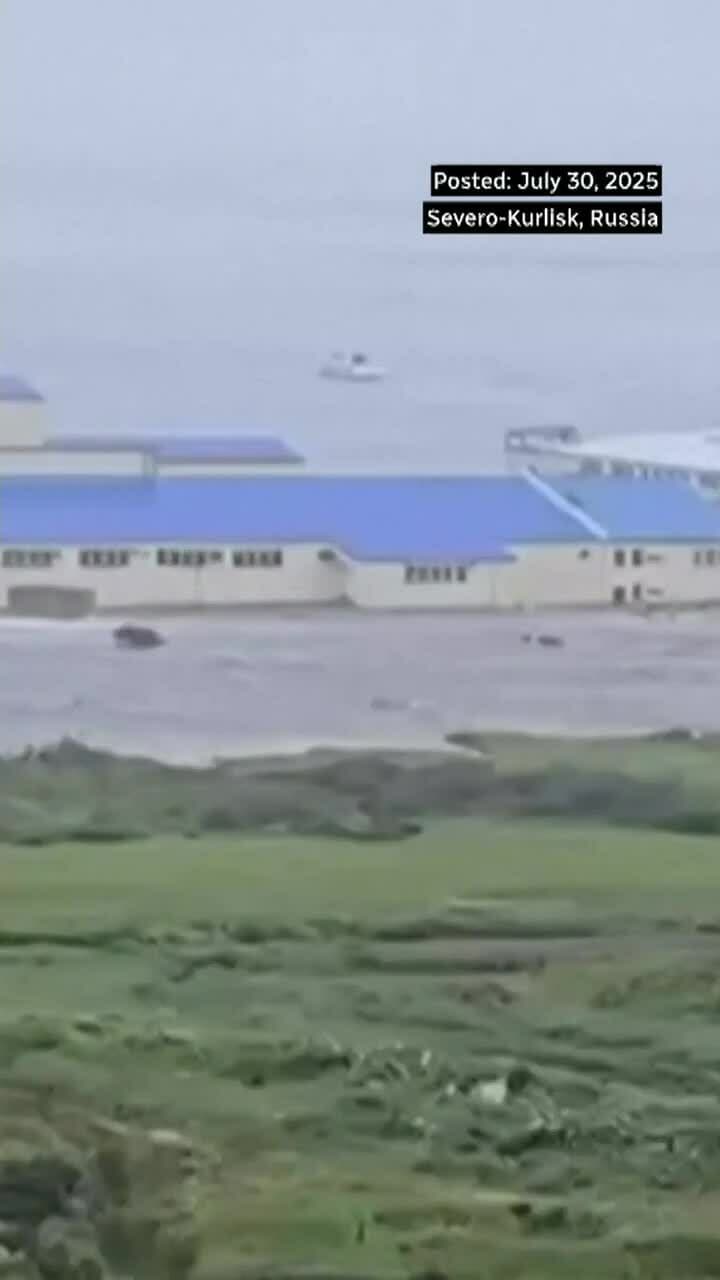 Sóng thần cao 4 mét cuốn trôi nhà cửa và đồ đạc tại thị trấn Severo-Kurilsk, Nga