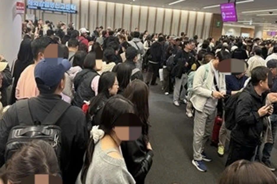Sảnh đến sân bay quốc tế Incheon quá tải với dòng người hâm mộ đổ về xem sự kiện BTS