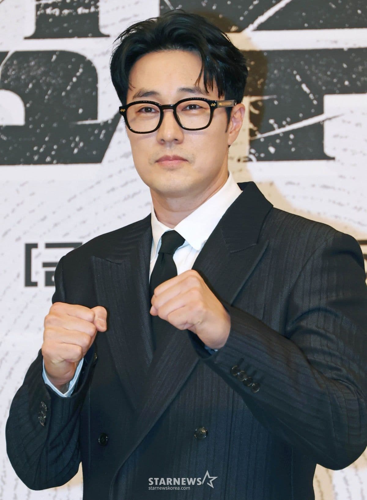 So Ji Sub trong vai Đặc vụ Kim với nắm đấm sẵn sàng, biểu tượng cho sự lột xác từ người đàn ông hiền lành thành 'kẻ ngoài vòng pháp luật' để bảo vệ con gái.
