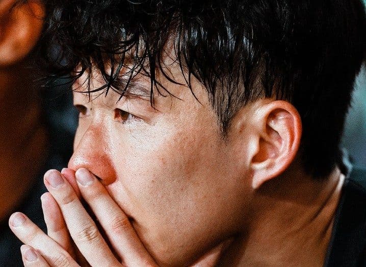 Son Heung-min bật khóc trên ghế dự bị trong trận đấu cuối cùng cho Tottenham.