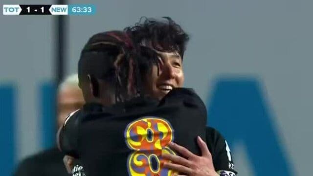 Son Heung-min được cầu thủ đối phương tri ân trong trận đấu cuối cùng cho Tottenham.