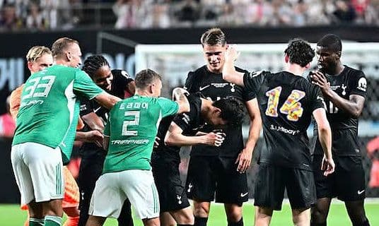 Son Heung-min được cầu thủ Tottenham và Newcastle tri ân trong trận đấu chia tay tại Seoul.