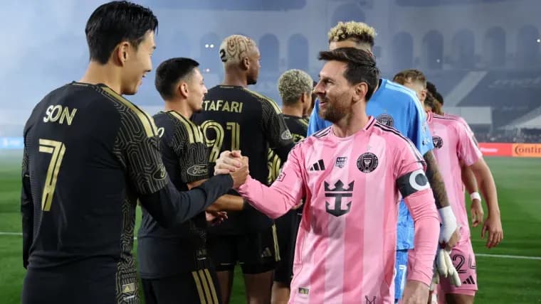 Son Heung-min của LAFC bắt tay Lionel Messi trong một trận đấu MLS