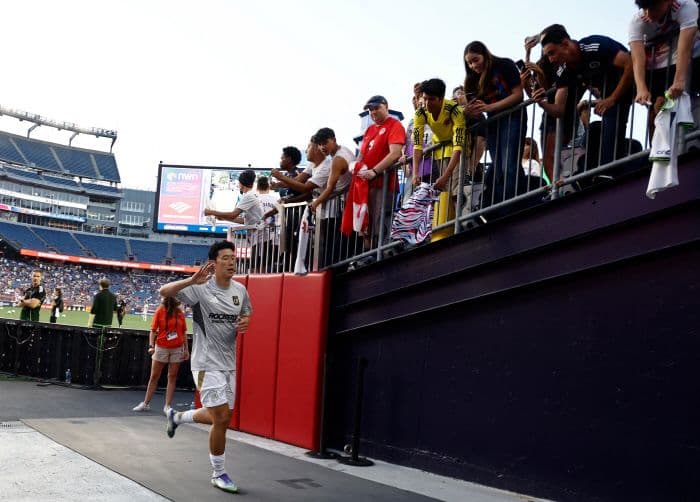 Son Heung-min chạy trên sân bóng BMO, vẫy tay chào người hâm mộ trong trận ra mắt sân nhà của LAFC.