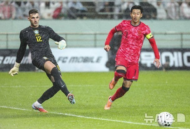 Son Heung-min (Hàn Quốc) đối đầu thủ môn Brazil trong trận đấu bóng đá.