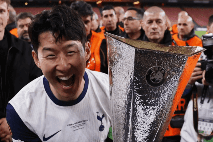 Son Heung-min hạnh phúc nâng cao cúp vô địch Europa League cùng Tottenham.