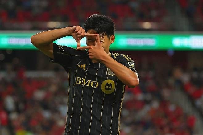 Son Heung-min ăn mừng bàn thắng sau khi ghi cú đúp cho LAFC trong trận đấu MLS.