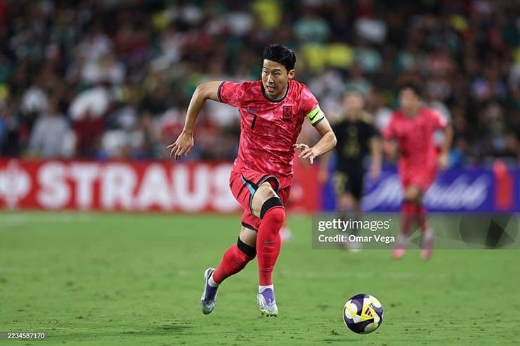 Son Heung-min, ngôi sao của Hàn Quốc, đang dẫn bóng trong trận đấu