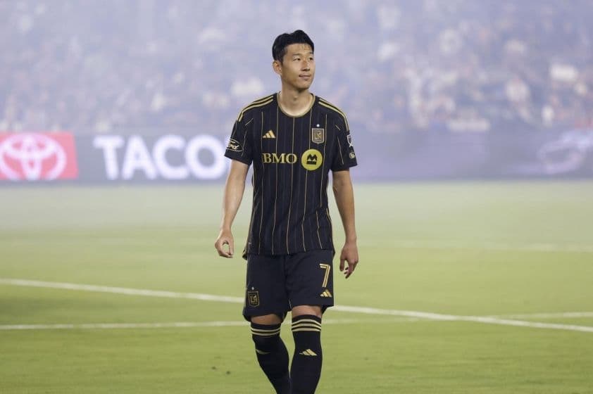 Son Heung Min, ngôi sao của LAFC, trên sân cỏ trước trận đấu với Toronto FC.