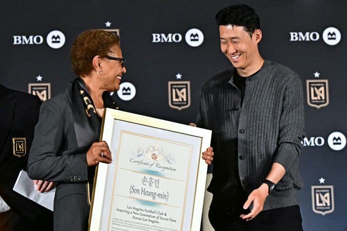 Son Heung-min nhận bằng khen, tượng trưng cho tham vọng và vị thế của LAFC trong cuộc đua vô địch MLS.