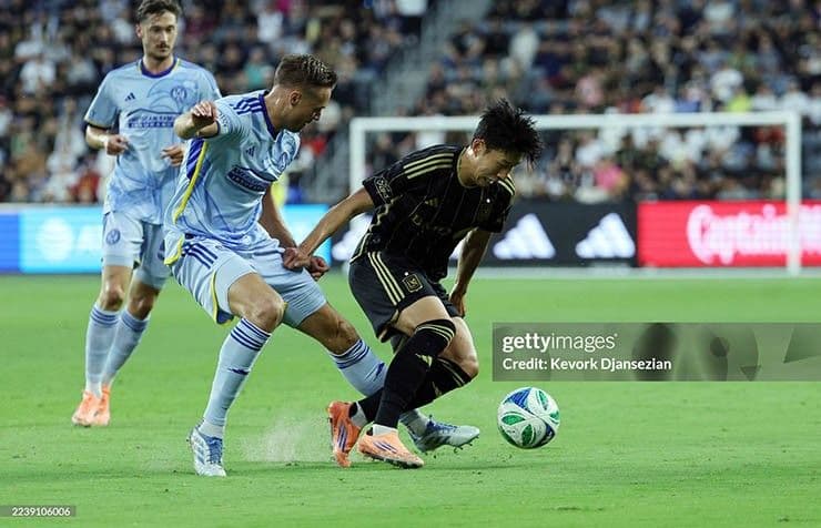 Son Heung-min (áo đen) thi đấu nỗ lực trên sân, minh họa cho sức mạnh tấn công của LAFC