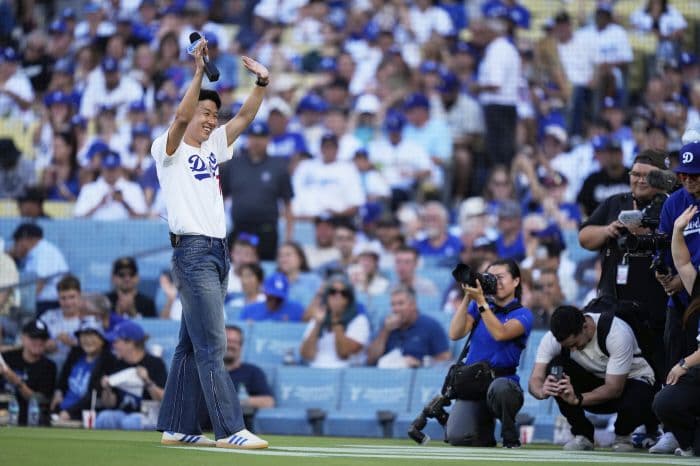 Son Heung-min thực hiện cú ném bóng khai mạc cho đội bóng chày Los Angeles Dodgers, thể hiện tầm ảnh hưởng toàn cầu của anh.