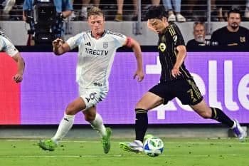 Son Heung-min trong màu áo LAFC thi đấu trên sân, đối đầu với cầu thủ San Diego.