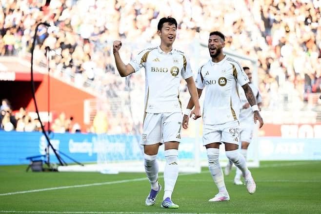 Son Heung-min và đồng đội LAFC ăn mừng bàn thắng trên sân, thể hiện sức mạnh tấn công của bộ đôi.