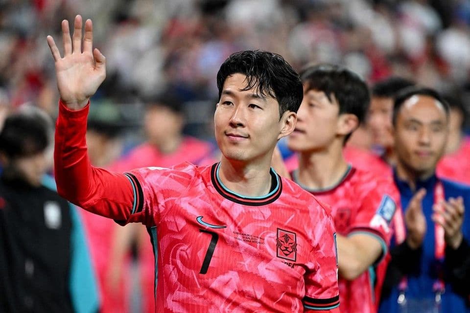 Son Heung-min vẫy tay chào người hâm mộ trong màu áo đội tuyển Hàn Quốc