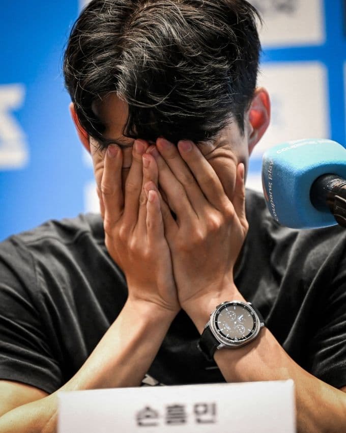 Son Heung-min xúc động bật khóc trong buổi họp báo chia tay Tottenham.