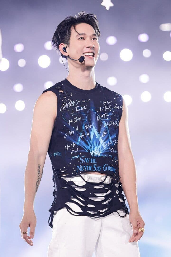 Song Luân trên sân khấu chương trình "Tinh Hà Say Hi" với nụ cười rạng rỡ, thể hiện tinh thần âm nhạc và giải trí.