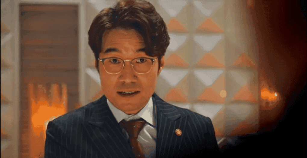 Song Young Kyu trong vai diễn, đeo kính và vest.