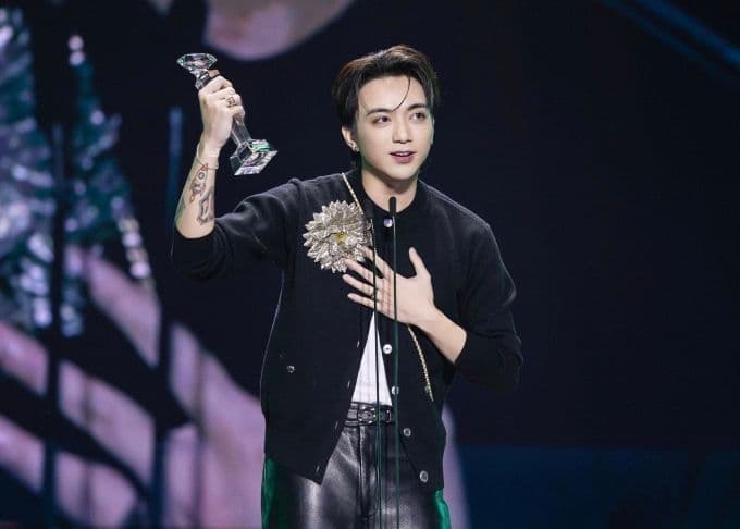 Soobin Hoàng Sơn nhận cúp tại lễ trao giải Làn Sóng Xanh 2025, đánh dấu đỉnh cao sự nghiệp.