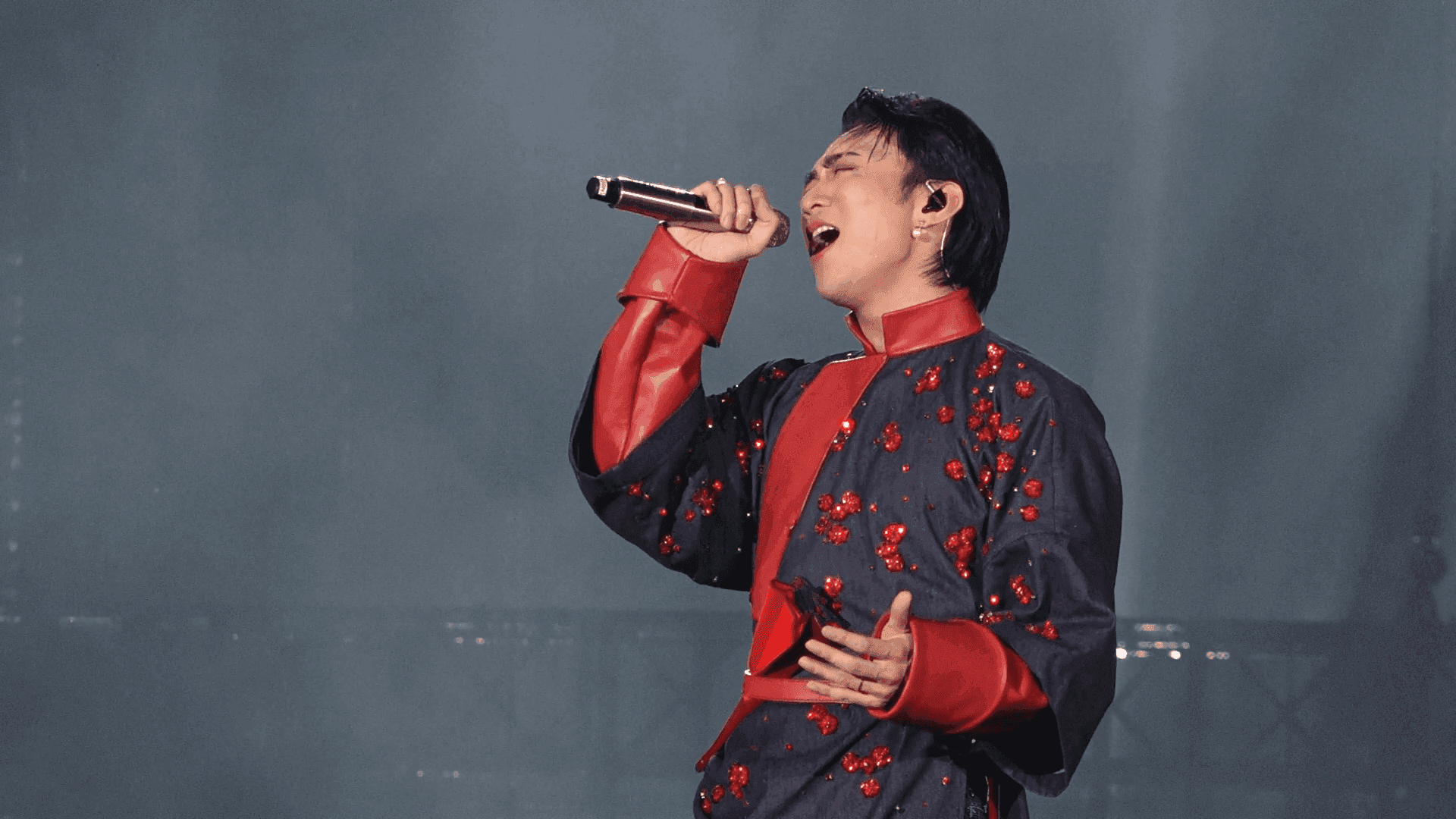 Soobin Hoàng Sơn trình diễn ca khúc dân gian "Trống cơm" trên sân khấu, thể hiện sự kết nối với âm nhạc truyền thống.