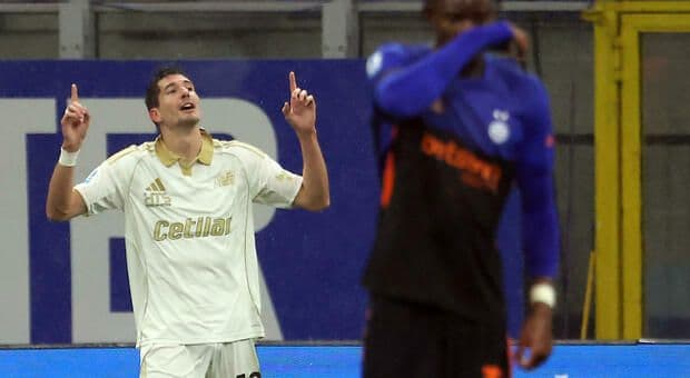 Stefano Moreo của Pisa ăn mừng cú đúp bàn thắng vào lưới Inter Milan, mở đầu trận đấu đầy bất ngờ.