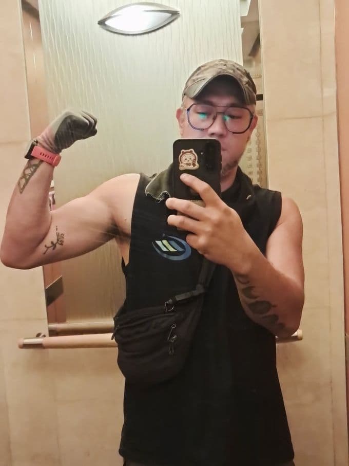 Steven Cheung, cựu ca sĩ Cantopop, chụp ảnh selfie khoe bắp tay, thể hiện sự kiên cường và nỗ lực mưu sinh sau scandal.
