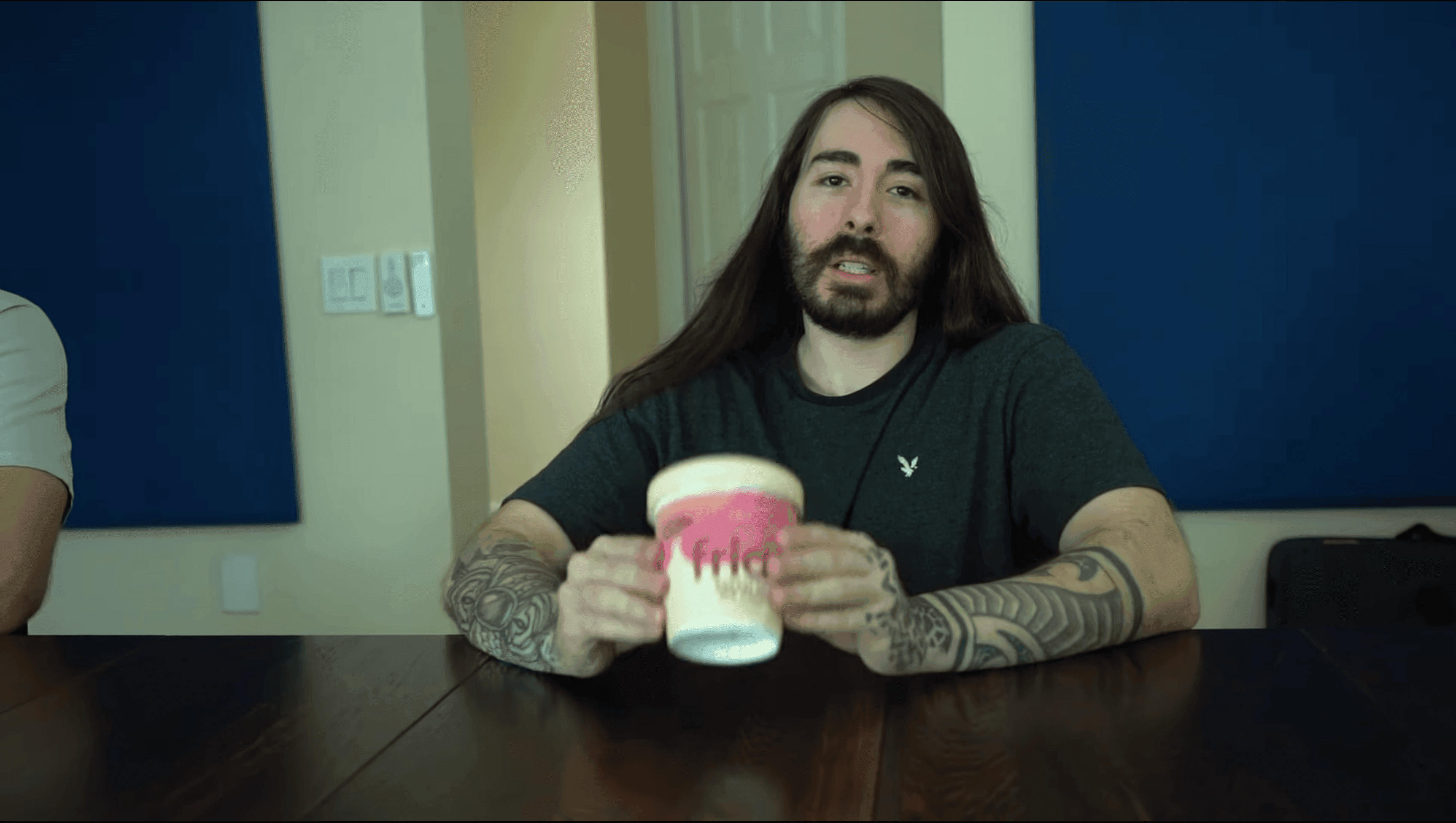 Streamer MoistCr1TiKaL (Penguinz0) cầm hộp kem sữa mẹ, biểu tượng cho nội dung viral và cảm xúc chân thật trên Twitch.