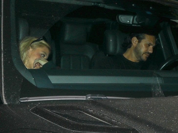 Sydney Sweeney cố gắng cúi người tránh ống kính paparazzi trong xe hơi.