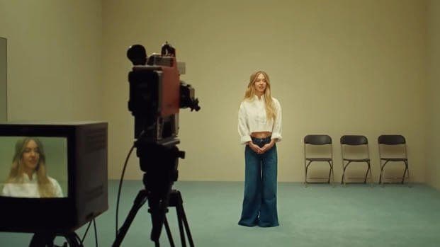 Sydney Sweeney đứng trước máy quay trong studio, tượng trưng cho kỷ luật thép và tầm nhìn chiến lược của cô.
