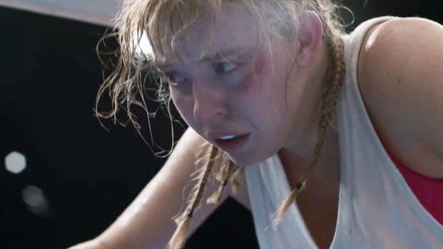 Sydney Sweeney trong vai Christy Martin, mồ hôi nhễ nhại và bầm tím, thể hiện sự biến đổi thể chất cho vai diễn.