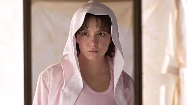 Sydney Sweeney trong vai Christy Martin với vẻ mặt kiên quyết, thể hiện sự cứng rắn và năng lực của người hùng Hollywood mới.