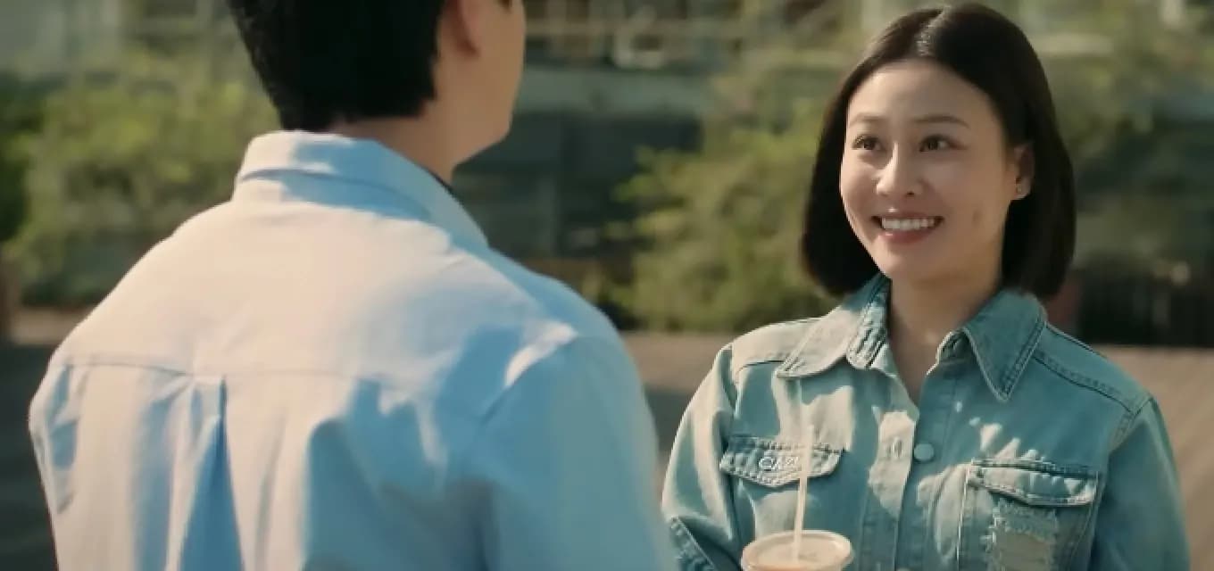 Tú bình thản mỉm cười khi đối diện với Bách, đánh dấu một giai đoạn mới trong mối quan hệ của họ.