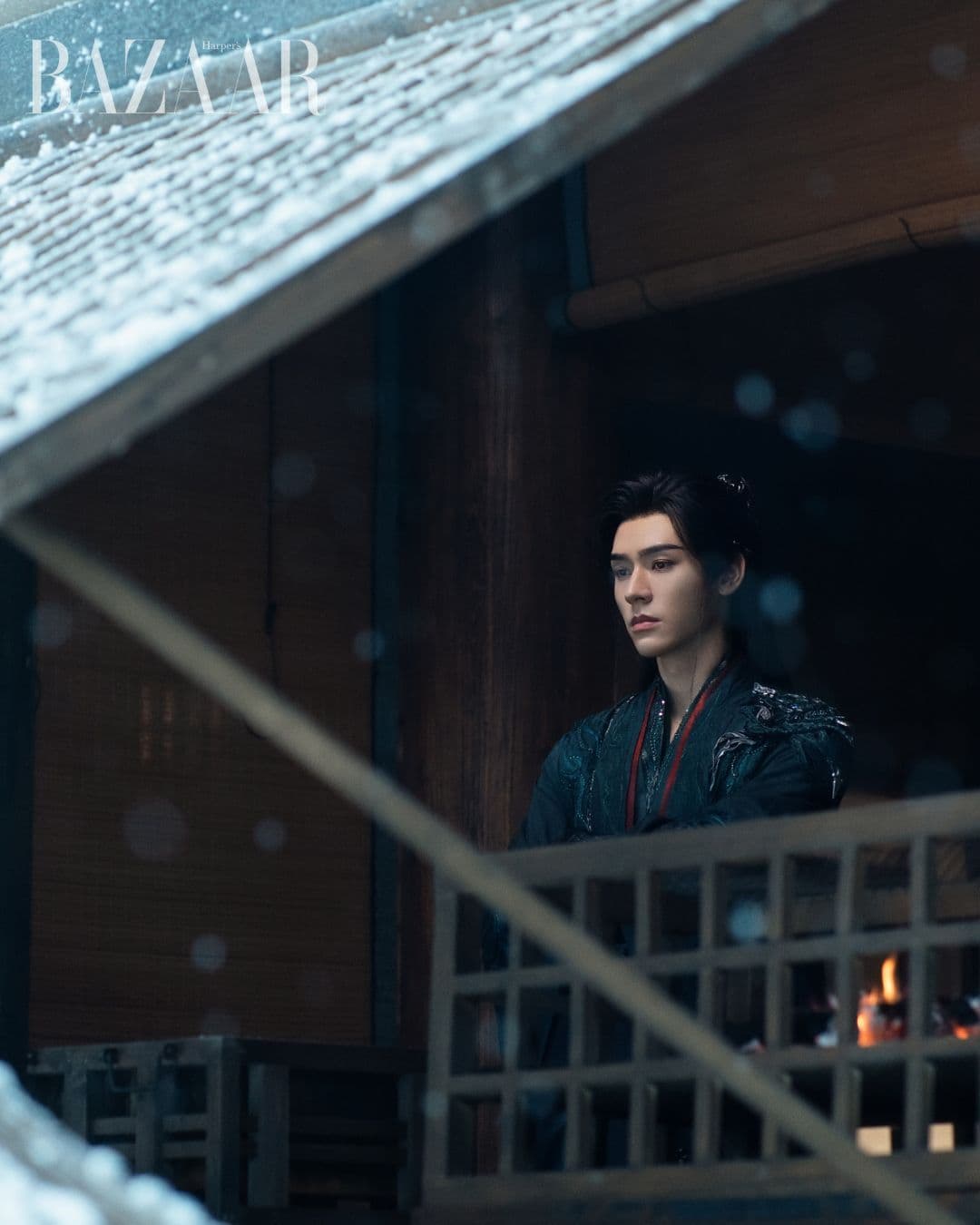 Tô Mộ Vũ cô độc nhìn ra ngoài trong khung cảnh tuyết rơi, thể hiện nội tâm phức tạp của nhân vật.