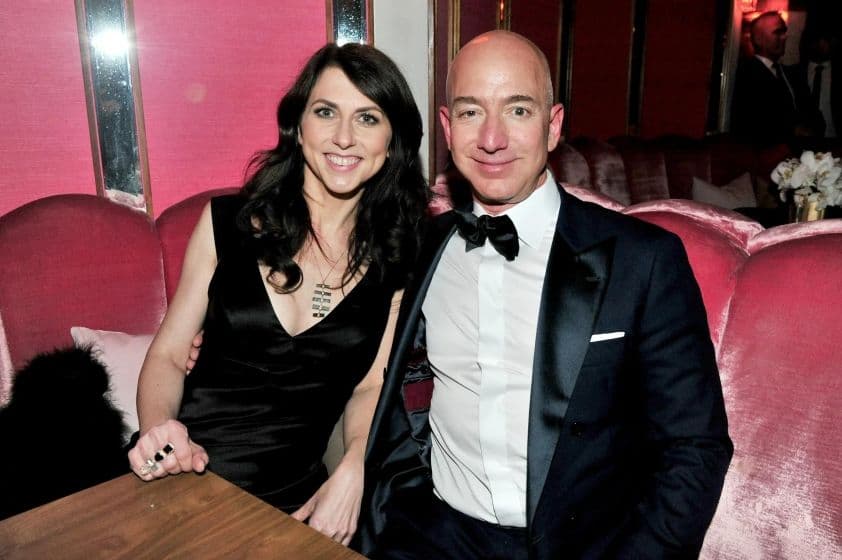 Tỷ phú Jeff Bezos, người được cho là quan tâm đến việc đầu tư vào Liverpool, tượng trưng cho dòng tiền tỷ đổ bộ.