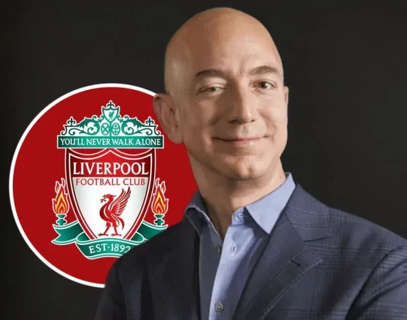 Tỷ phú Jeff Bezos và logo Liverpool, minh họa sự quan tâm đầu tư vào di sản và giá trị của câu lạc bộ.