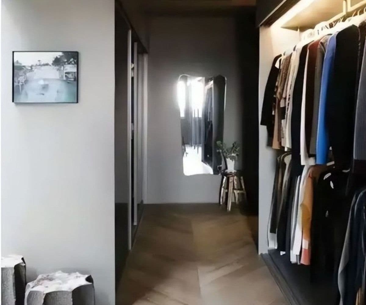 Tủ quần áo sang trọng với nhiều trang phục, phản ánh phong cách thời trang và sự phát triển của nhân vật trong phim.