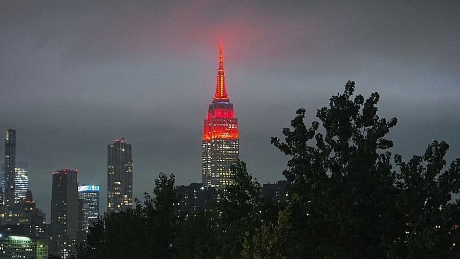 Tòa nhà Empire State rực sáng ở New York, nơi diễn ra trận giao hữu lịch sử giữa Liverpool và Wrexham.