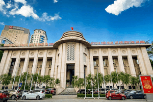 Tòa nhà Ngân hàng Nhà nước Việt Nam, biểu tượng của cơ quan quản lý và các quy định pháp lý ảnh hưởng đến hộ kinh doanh.